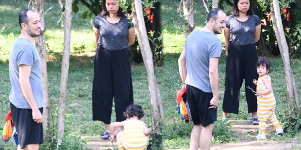 Sarp Apak, oğlunu parka götürdü