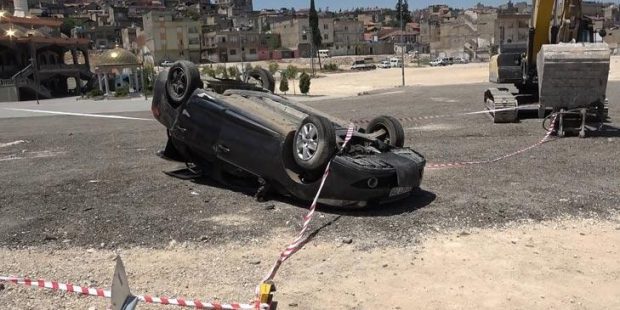 Son dakika... 4 kişi hurdaya dönen otomobilden sağ çıktı!