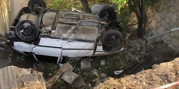 Son dakika... Evin bahçesine uçan otomobilin sürücüsü yaralandı