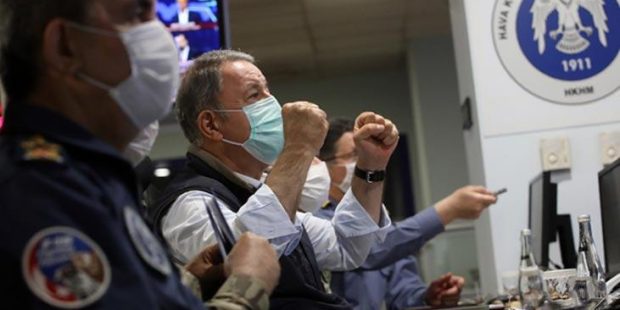 Son dakika... Hedefler yerle bir edildi! Bakan Akar böyle takip etti...