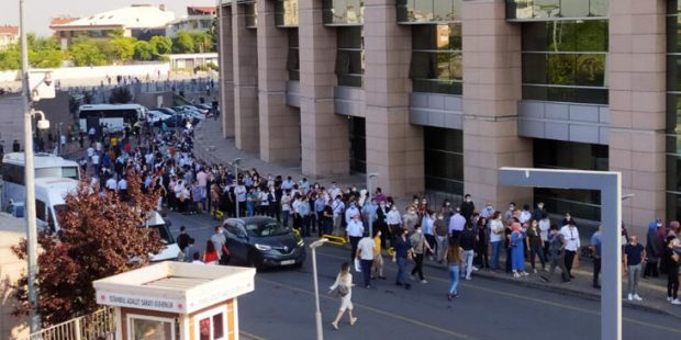 Son dakika: İstanbul Adalet Sarayı önünde uzun kuyruklar oluştu
