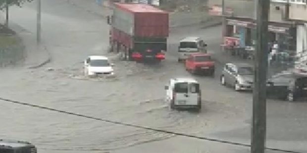Son dakika... Meteoroloji uyarmıştı! Arnavutköy'de yollar göle döndü