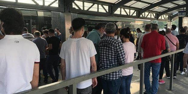 Son dakika... Metrobüs durağında şok eden manzara! Sosyal mesafe hiçe sayıldı