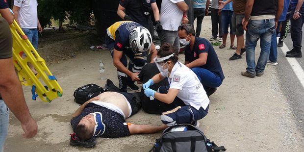 Son dakika! Otomobil dut ağacına çarptı: 2 yaralı