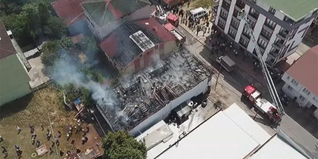 Son dakika: Sultanbeyli'de iki binanın çatısı alev alev yandı