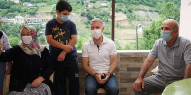 Trabzonspor Kulübü Başkanı Ahmet Ağaoğlu, şehit ailesini ziyaret etti