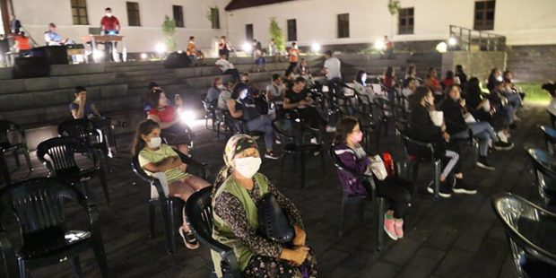 Tunceli'de yaz akşamlarında açık havada sinema keyfi