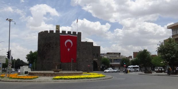 Vaka sayısı artan Diyarbakır'da vatandaşlar eve çekildi