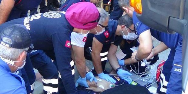 Yangında  boğulan itfaiyeci kalp masajı ile hayata döndürüldü