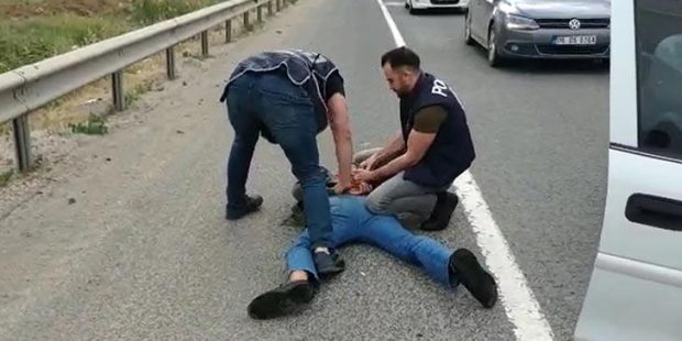 Yaşlı kadını 400 bin lira dolandıran çete, 'Pelerin' operasyonuyla yakalandı!