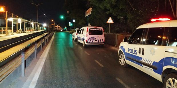 Yolda yürüyen adama çarptıktan sonra aracı bırakıp kaçtılar