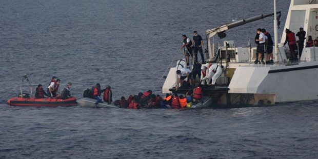 Yunanistan'ın ölüme terk ettiği 84 kaçak göçmen kurtarıldı