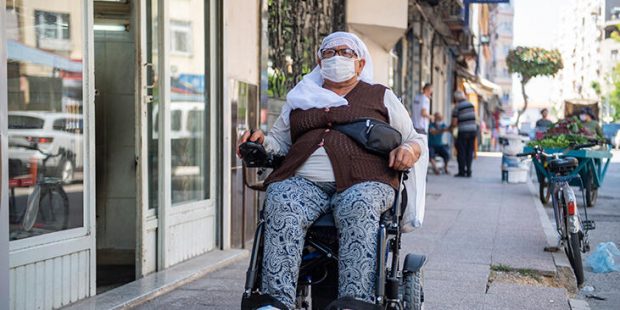 Yüzde 94 engelli kadının akülü tekerlekli sandalye sevinci