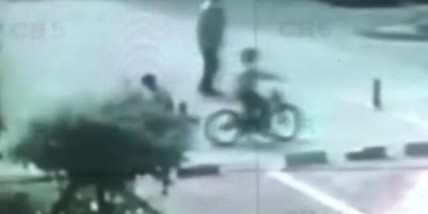 9 yaşındaki çocuğu tekme tokat dövdü! Dehşet kameralara yansıdı