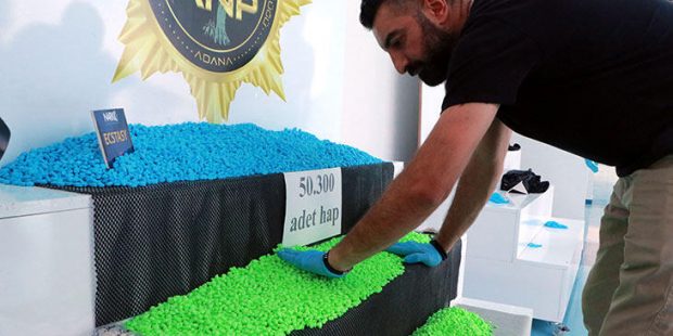Adana'da, TIR'da 50 bin 300 uyuşturucu hap bulundu