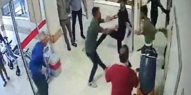 Akraba aileler acil serviste kavga etti! 1'i hemşire 4 çalışanı yaralandı