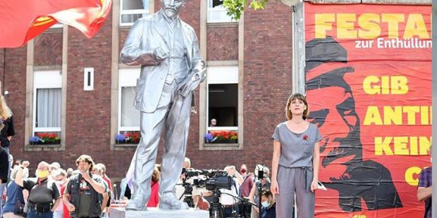 Almanya'da iktidara rağmen Lenin'in heykeli dikildi