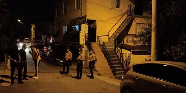 Balkonda intihara kalkıştı, polis 1 saatte ikna etti