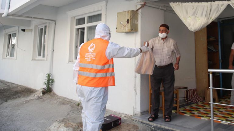 Çayırova'da karantinaya alınan sokakta ekmek ve maske dağıtıldı