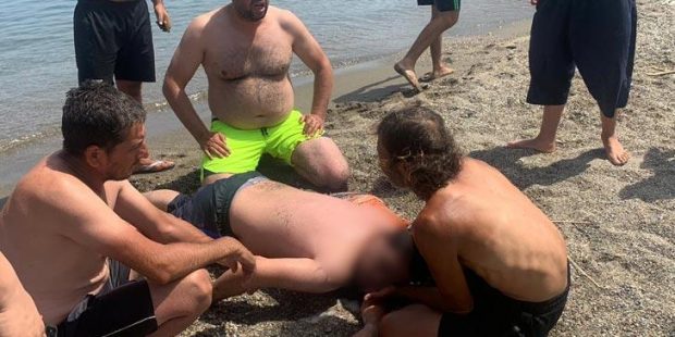 Denizde boğulma tehlikesi geçiren genç yaşam savaşı veriyor!