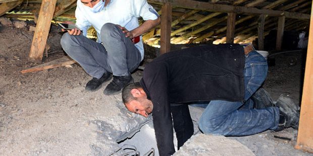 Depremde 1 saat taş yığını altında yaşam mücadelesi verdiler