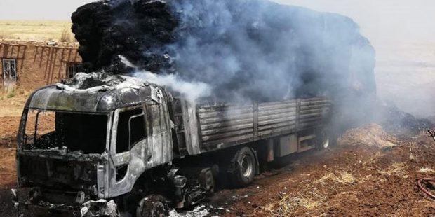 Elektrik tellerine temas eden saman yüklü tır küle döndü