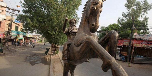 Ertuğrul Gazi'nin heykellerini diktiler