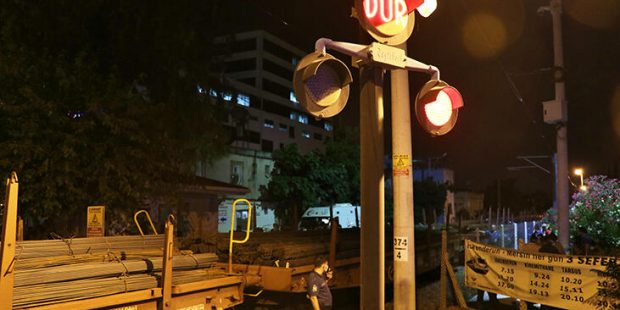 Feci olay... Tren çarptı, 50 metre sürüklendi