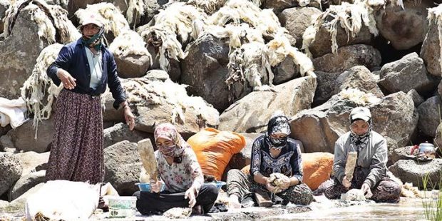 Güneydoğu dereleri, yün yıkayan kadınlarla renklendi