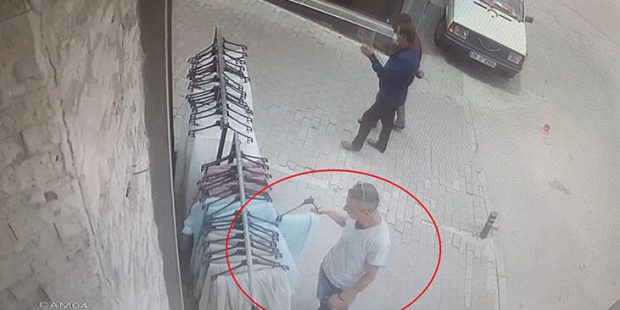 Güpegündüz kalabalığa aldırmadan bunu yaptı