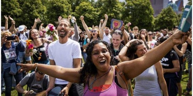 Hollanda’da yüzlerce kişi korona kısıtlamalarını protesto etti
