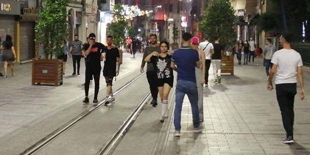İstanbul'da aynı manzara! Maske takmadılar...