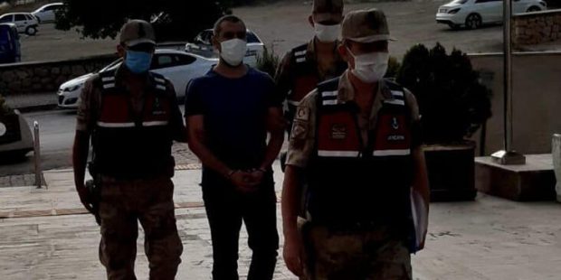 Jandarma, FETÖ şüphelisini postacı kılığına girerek yakaladı