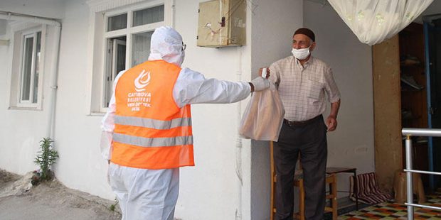 Karantinaya alınan sokakta ekmek ve maske dağıtıldı