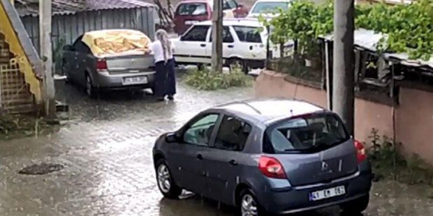 Kocaeli’de etkili olan dolu yağışı araçların üzerine halı serdirdi