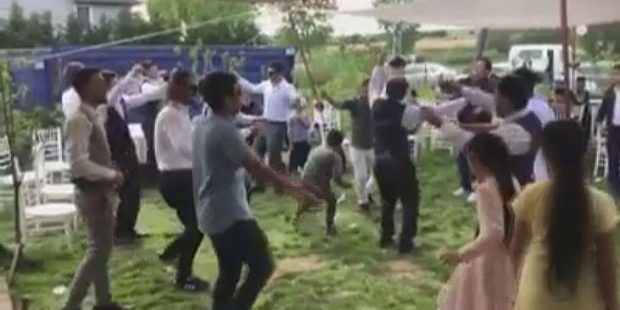 Koronavirüse aldırış etmediler, düğün yapıp eğlendilervirüse aldırış etmediler, düğün yapıp eğlendiler