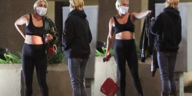 Lady Gaga ceketini hayranına verdi