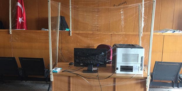 Mahkemelerde salonlarında Corona'ya brandalı önlem