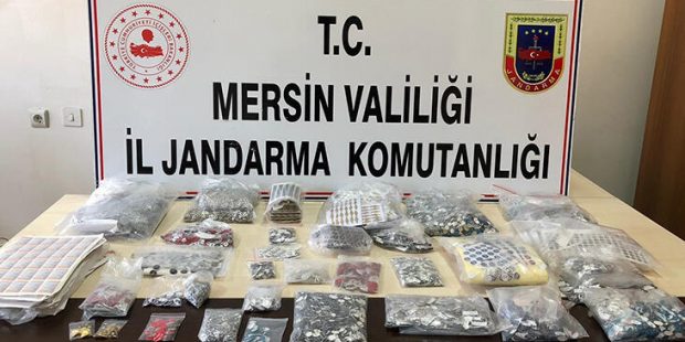Mersin'de 1 milyon TL değerinde araç kumandası ve logosu bulundu