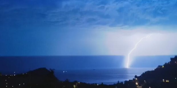 Meteoroloji uyarmıştı! Saniye saniye kaydedildi: Geceyi aydınlattılar