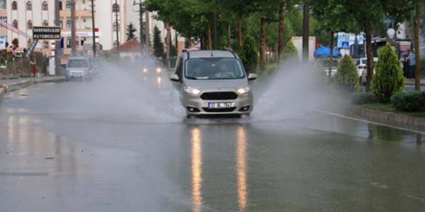 Meteoroloji uyarmıştı! Sokaklar göle döndü