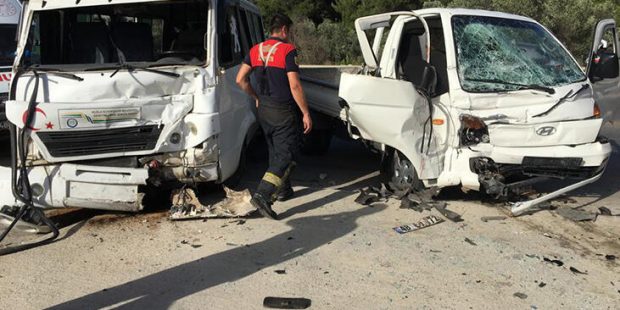 Minibüs ile kamyonet kafa kafaya çarpıştı: 1'ağır 8 yaralı