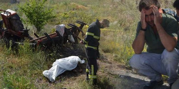 Otomobilin çarptığı traktör, ikiye bölündü: Dede öldü, torunu ve 2 kişi yaralı