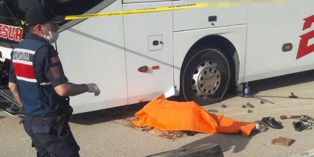 Patlak lastiği değiştirirken, otobüsün altında kalan şoför öldü