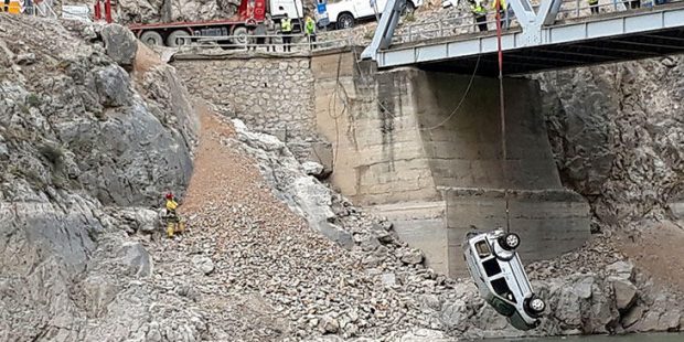 Son dakika! 5 kişinin öldüğü kazada, nehre düşen araç vinçle çıkarıldı