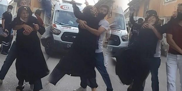 Son dakika... Ailelerin kavgasında caddede yürüyen kişi öldü! Eşi sinir krizi geçirdi