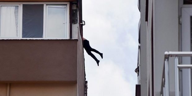 Son dakika... Çatıda intihara kalkıştı, arandığı belirlenince gözaltına alındı!