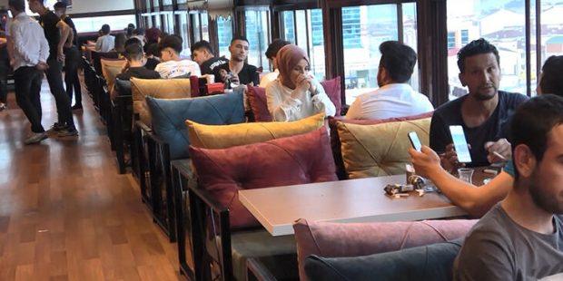 Son dakika: Esenyurt'ta 'sosyal mesafe'ye uyulmayan kafe mühürlendi