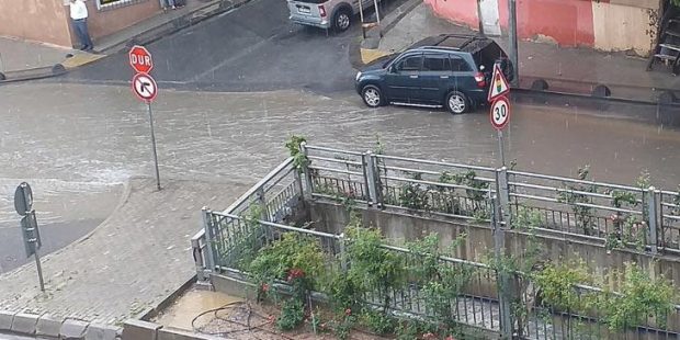 Son dakika... İstanbul'da yollar göle döndü! Şiddetli yağmur ve dolu