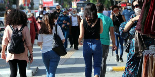 Tehlikenin farkında mısınız? Vaka artışları sürüyor, caddeler kalabalıktan geçilmiyor